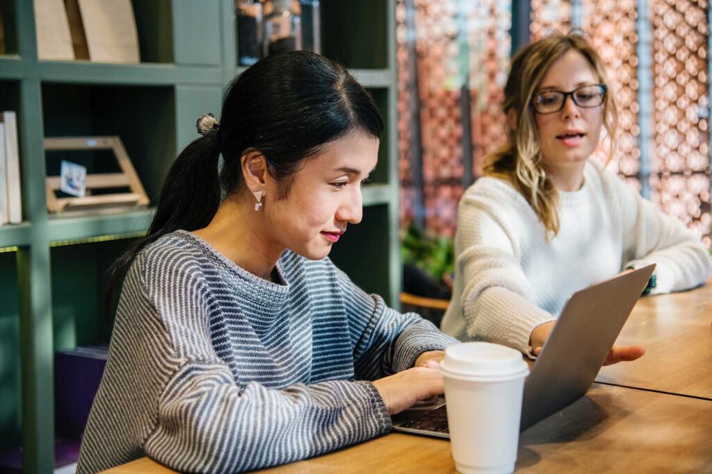 mujer en pc. Servicios